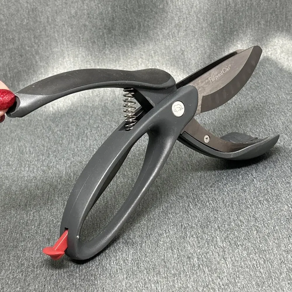 Pampered Chef Kitchen Shears Herb Stripper Safety Lock Black Scissors 6430